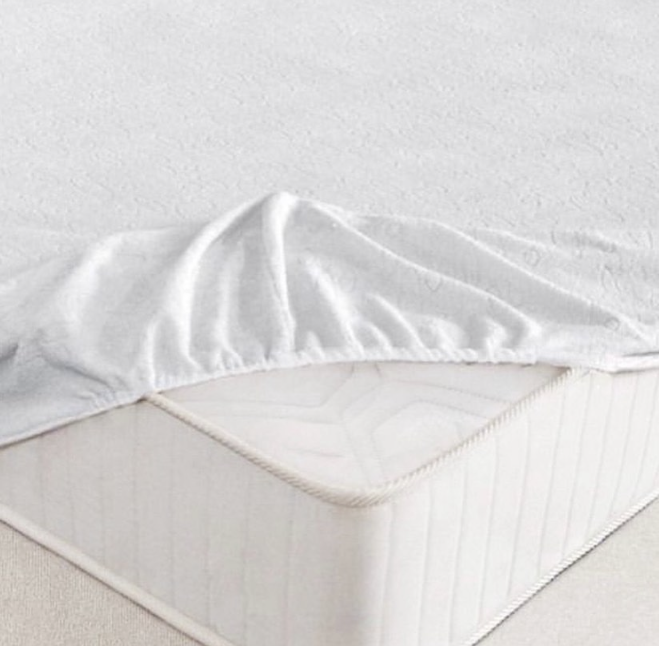 простыня арт. мокрая кровать с грязным бельем. простыня. кровать смятая постель. простыня склонение.