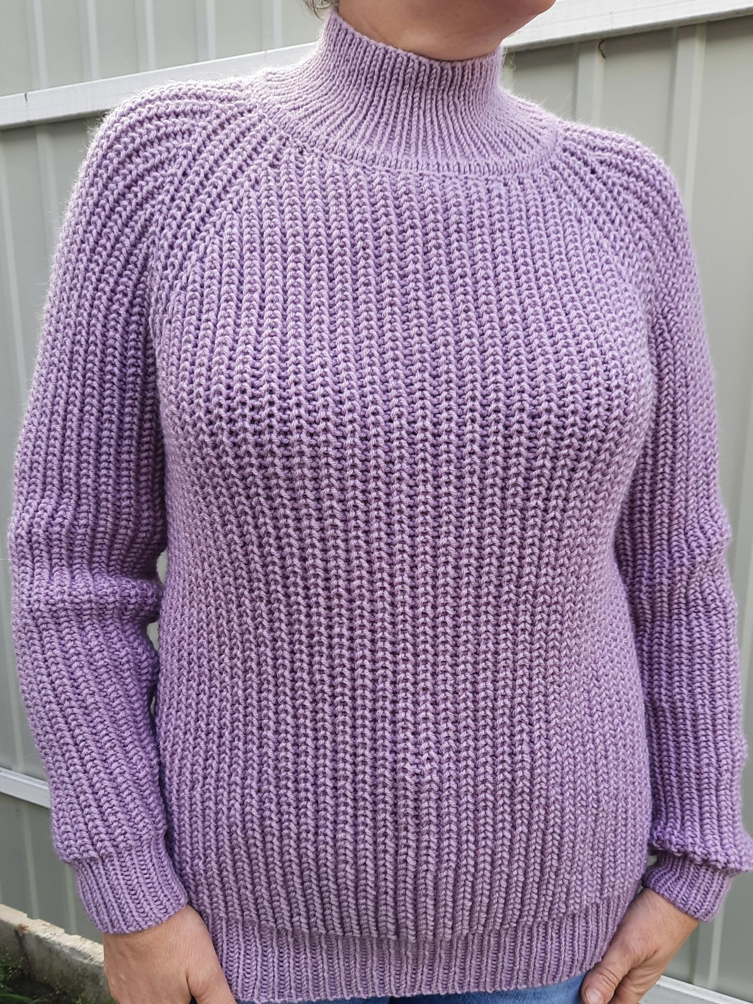 Пуловер-реглан, вязаный полупатентной резинкой сверху.