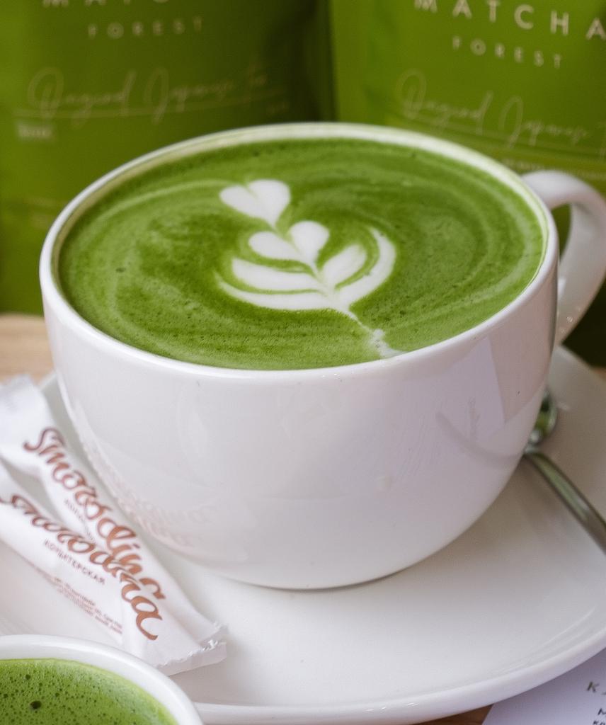 Матча латте на кокосовом. Матча латте латте. Матча напиток. Matcha Latte обои.