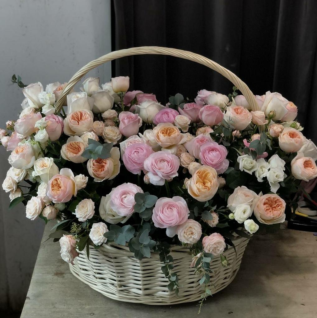Купить цветы в корзине в Москве • Clever-flowers