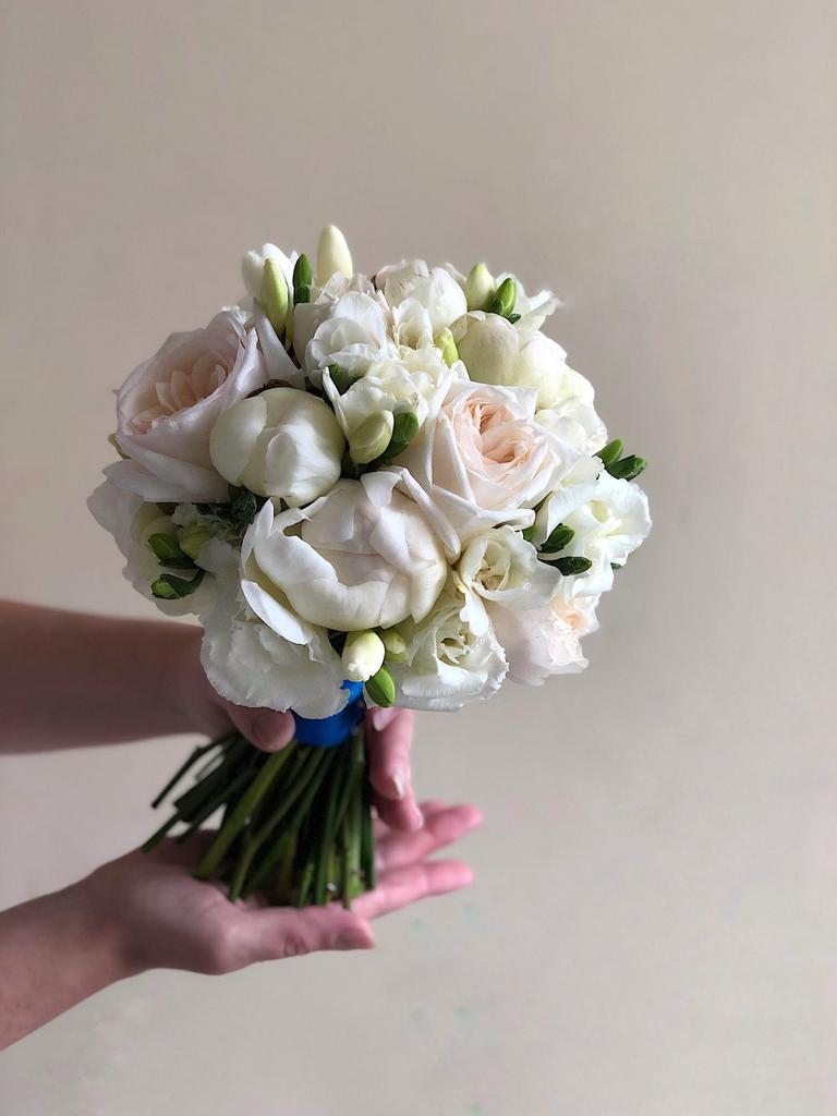 Букет невесты из фрезий - КЛЕВЕР flowers.com