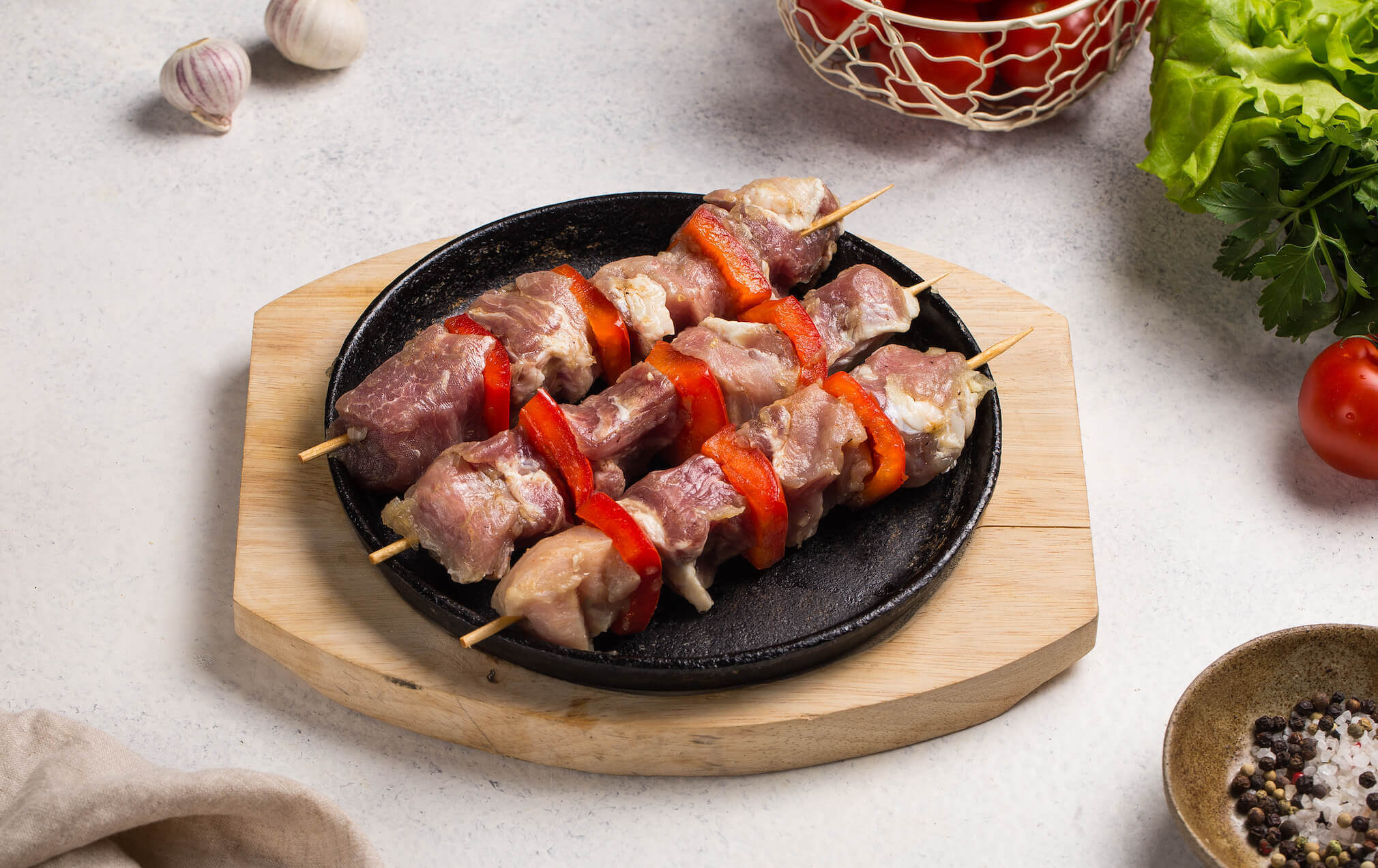 Шашлык свиной с овощами на шпажке, 300 г.