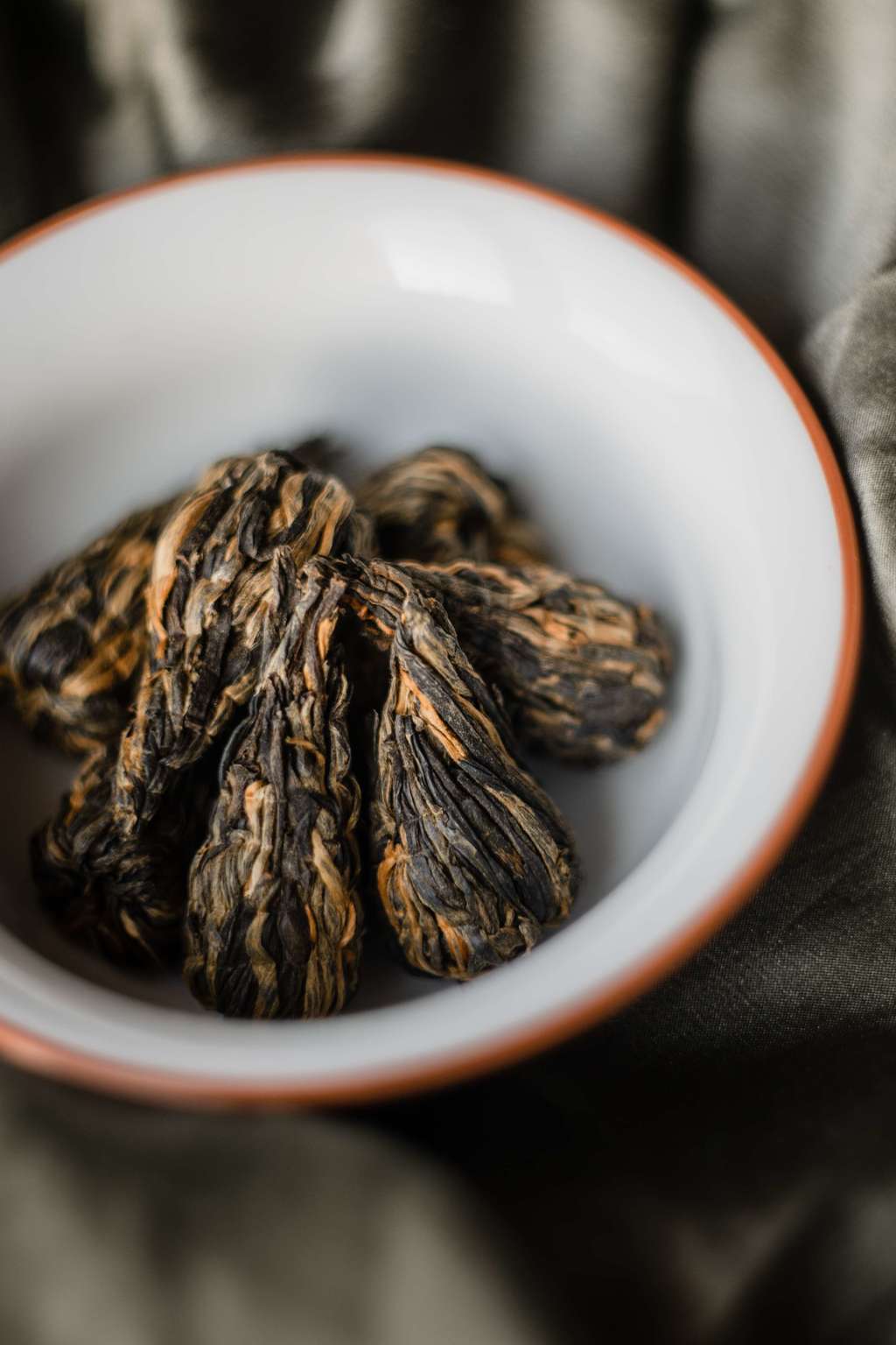 Червоний чай Дянь Хун в пірамідках