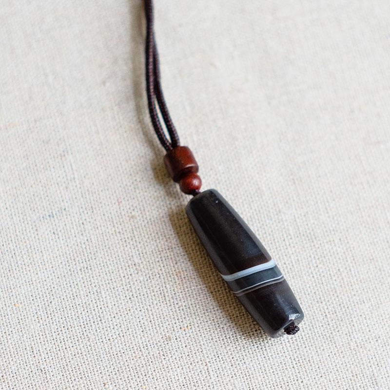 Агатова намистина Дзі