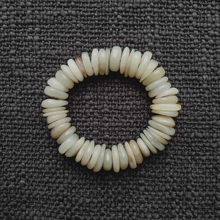 Нефритовий браслет з окатишів