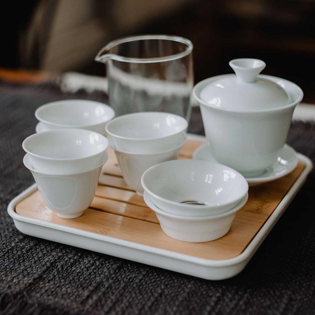 Набір посуду в сірому чохлі