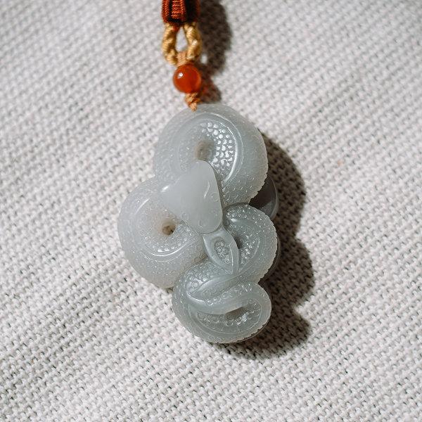 Нефритова змія з монетами