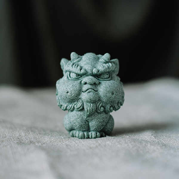 Кам'яна фігурка Лев з рогами