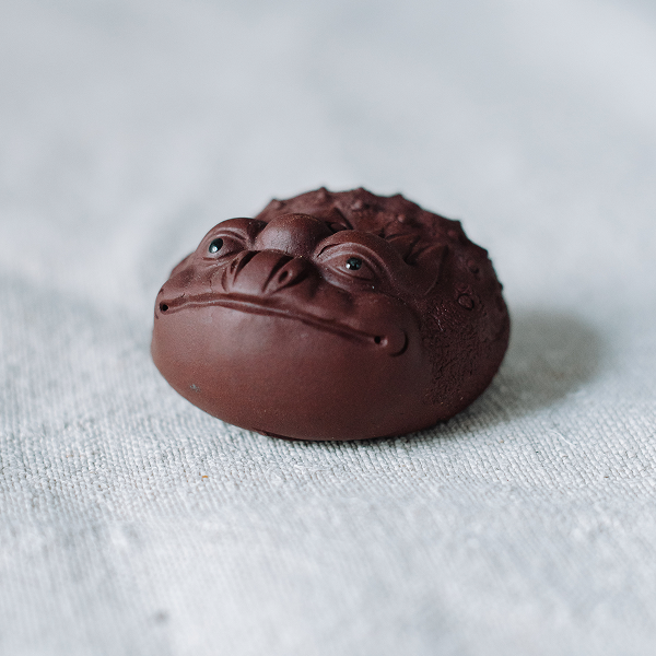 Чайна фігурка коричневий Жабун-дідо