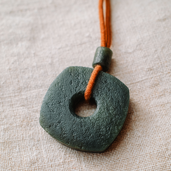 Нефритовий амулет