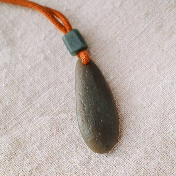 Нефритовий амулет (крапля)