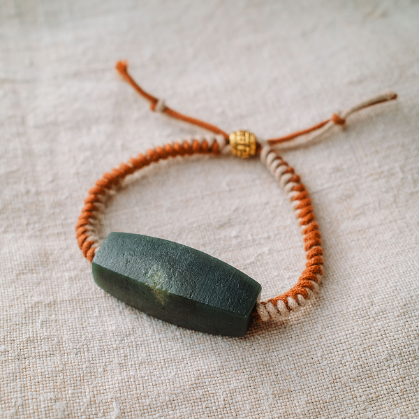 Плетений браслет із нефритом