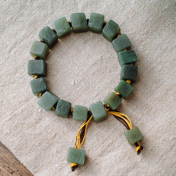 Нефритовий браслет з кубічними намистинами (світло-зелений)