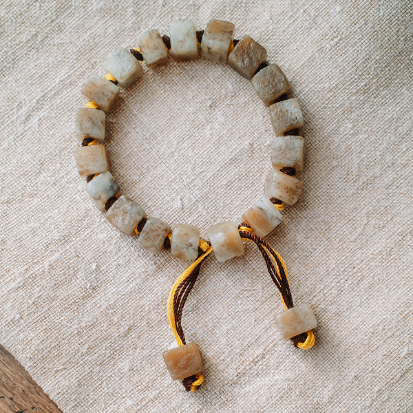 Нефритовий браслет з кубічними намистинами (світлий)