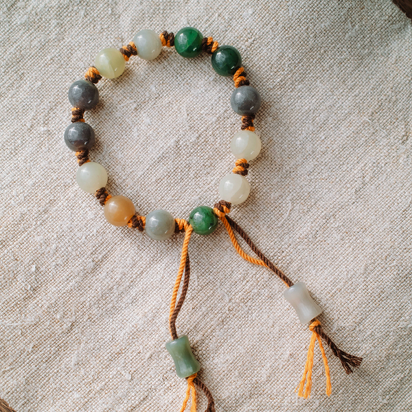 Браслет з різнокольоровими нефритовими намистинами