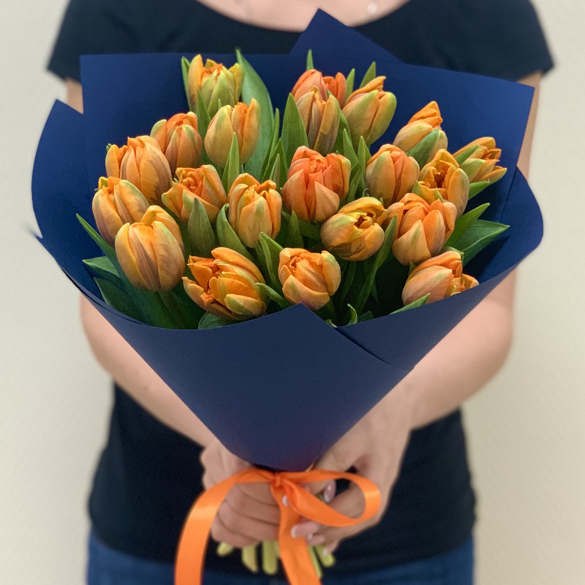 Тюльпаны в коробке. Упаковка тюльпанов. Букет тюльпанов в коробке. Букет белых тюльпанов 25 штук. 35 разноцветных тюльпанов.