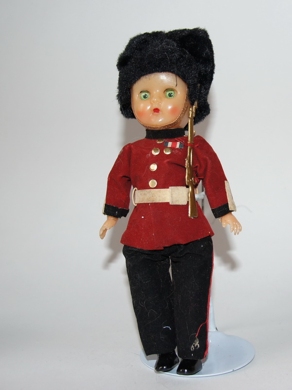 Чайная кукла мальчик обь. Кукла Англия Гвардеец Леонардо. Английская Национальная кукла. Национальная кукла Великобритании. Коллекционная кукла Англия.
