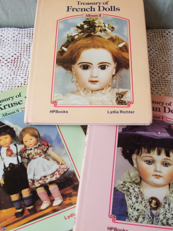 Книга кукла отзывы. Книги для кукол. Название кукол. Куклы и их названия. Фото куклы такой книжки большая книжка.