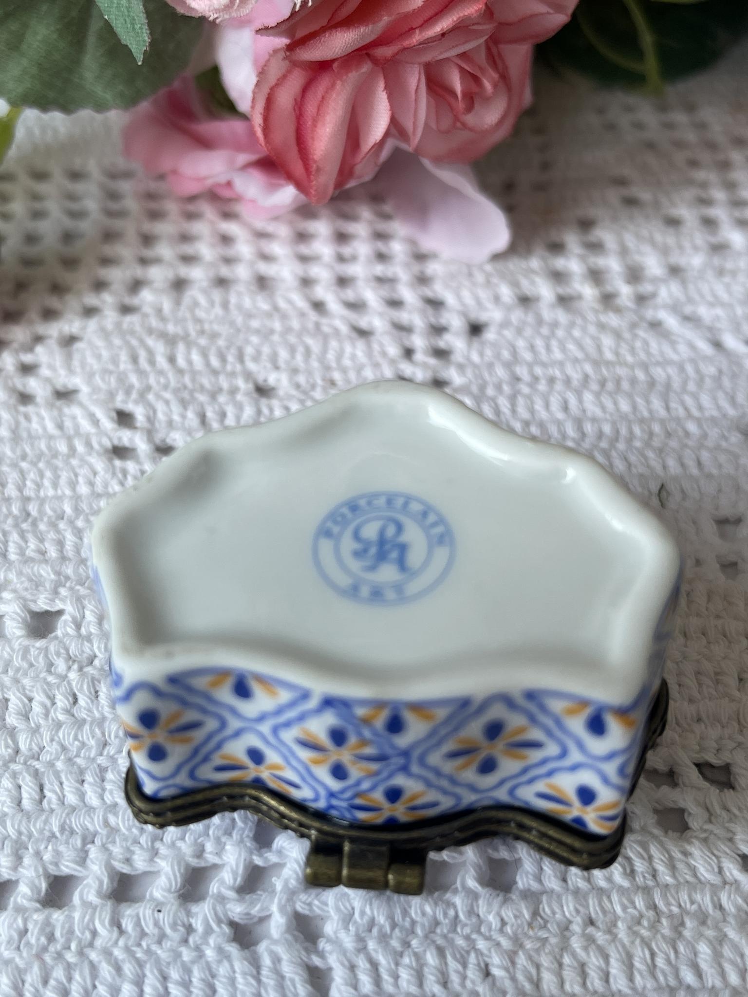 Шкатулочка фарфоровая