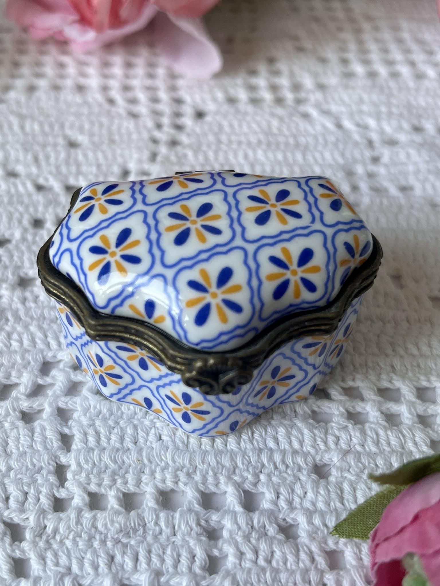 Шкатулочка фарфоровая
