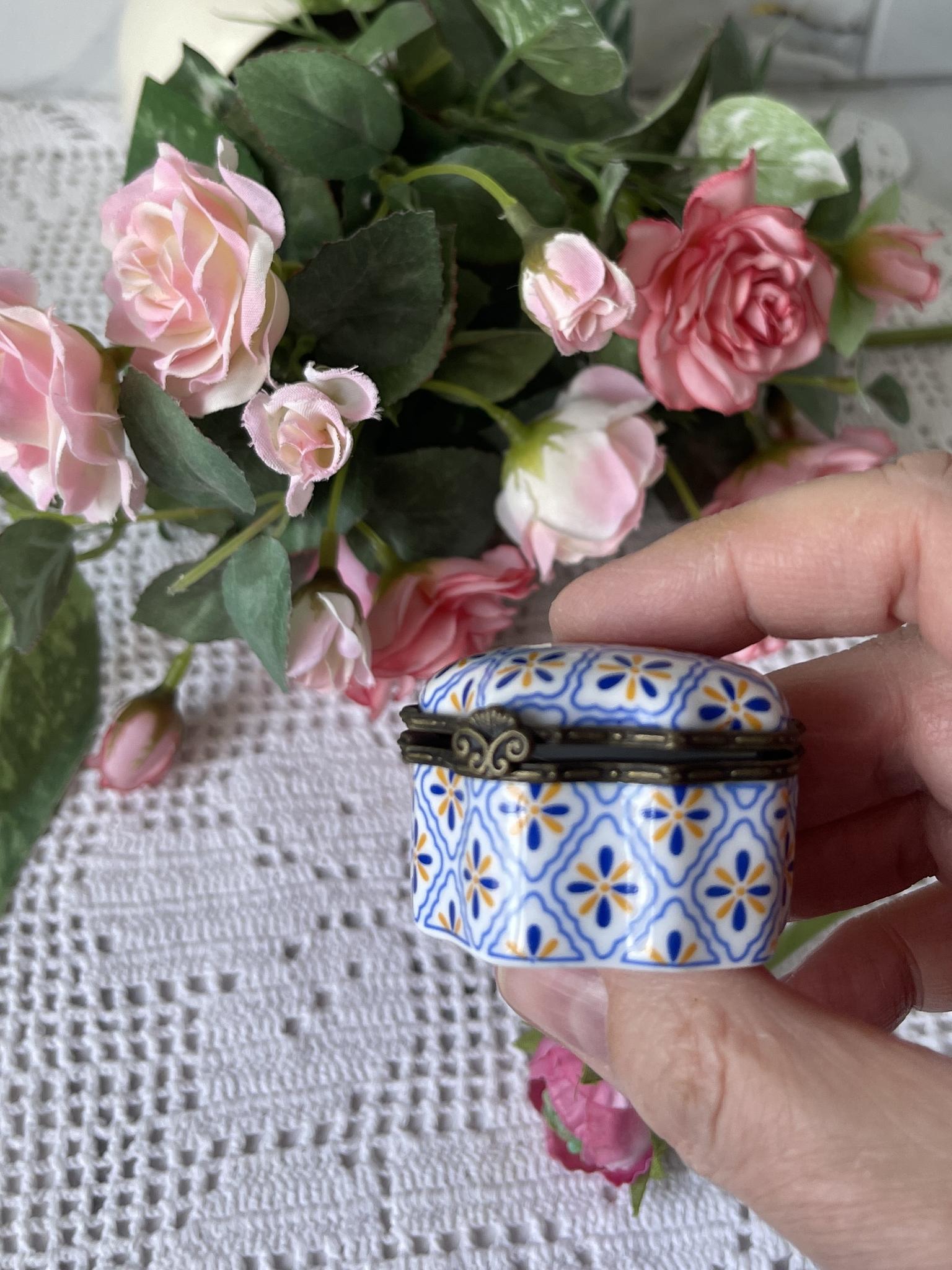 Шкатулочка фарфоровая