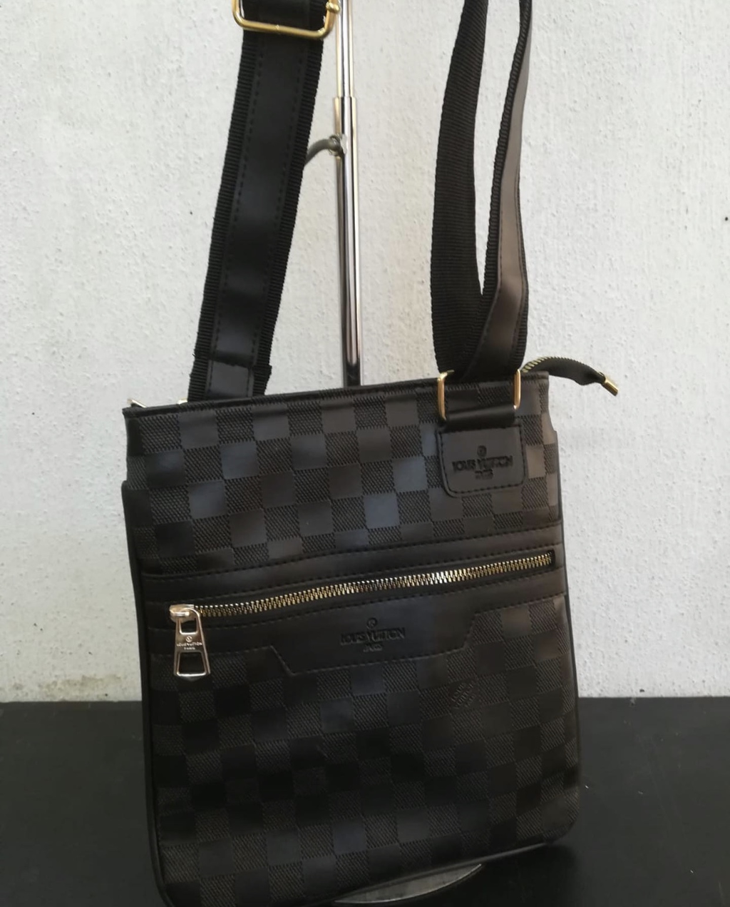 сумка мужская на плечо LV чёрная шашка 51195