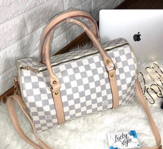 Небольшаая женская белая сумка