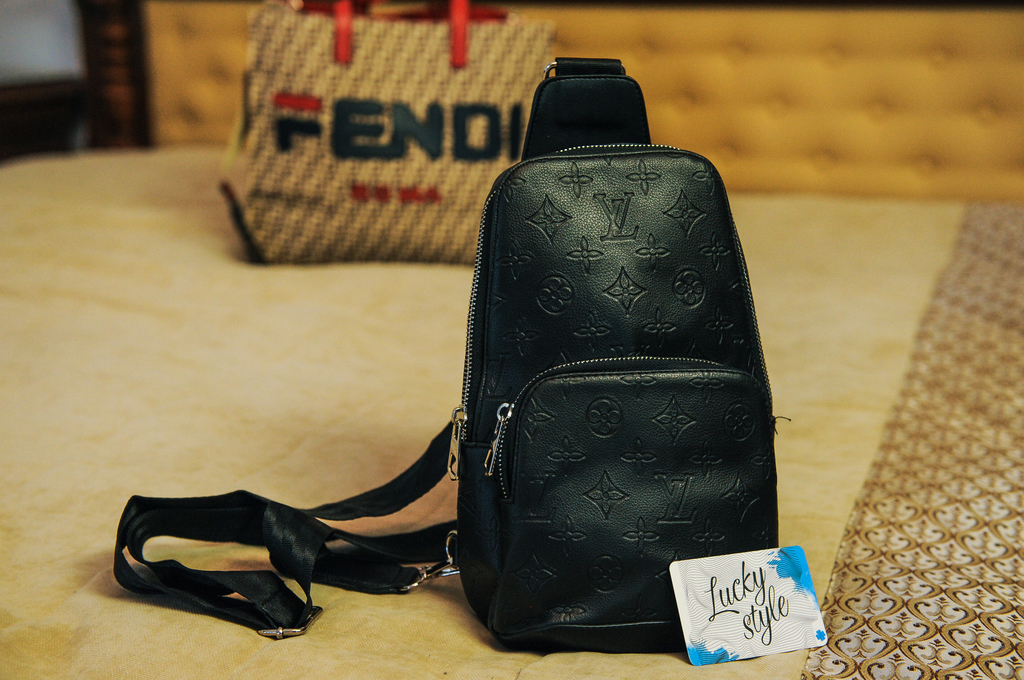 Черная сумка бананка