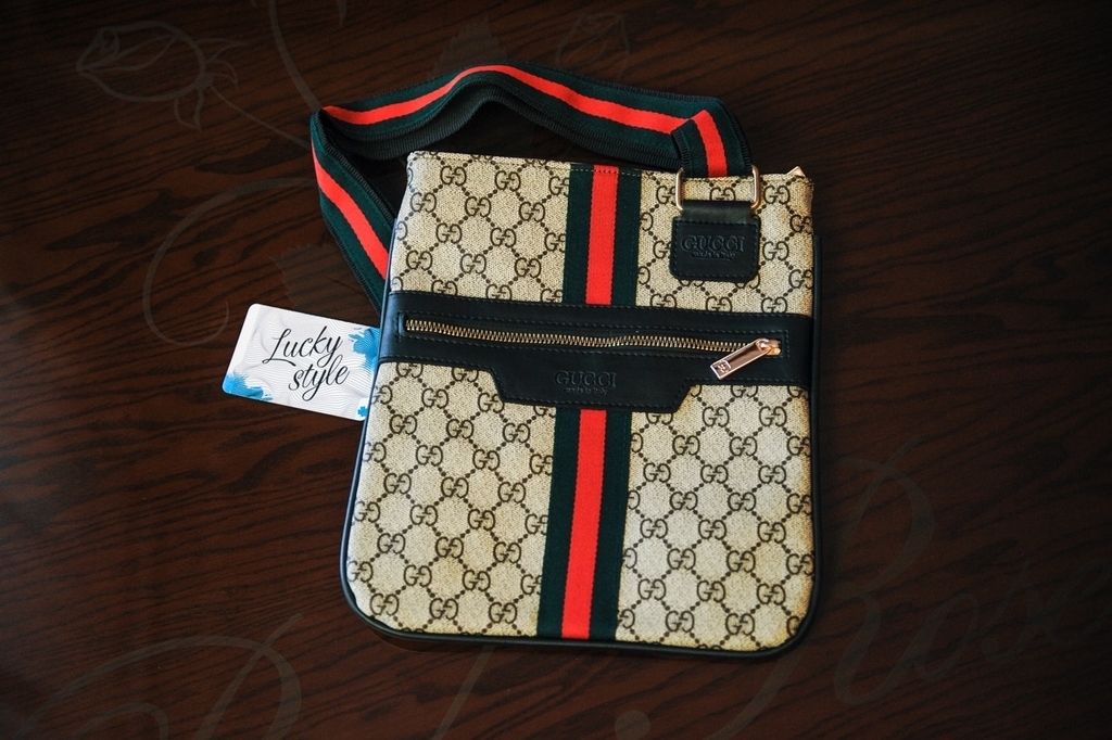 через плечо сумка белая