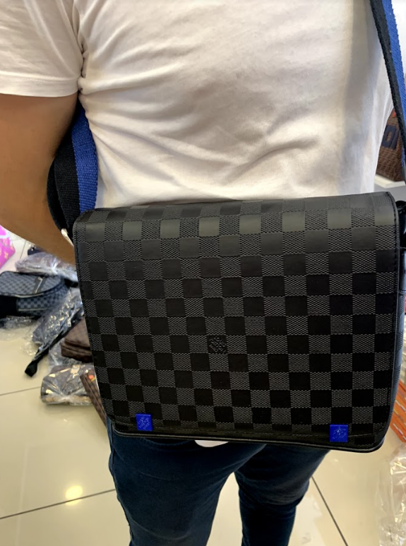 Мужская Сумка через плечо District черная