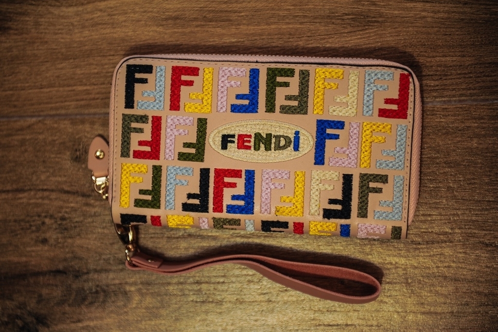 Розовый кошелек Fendi