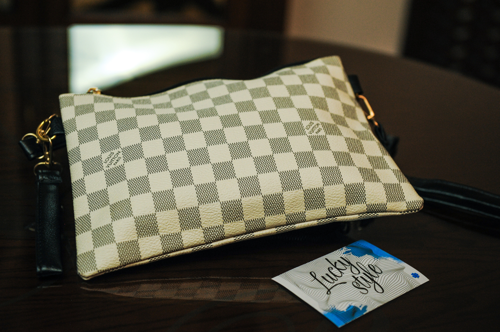 Клатч белый Louis Vuitton