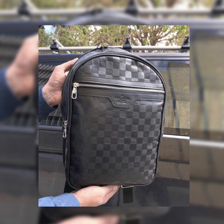 Черный кожаный рюкзак большой шашки