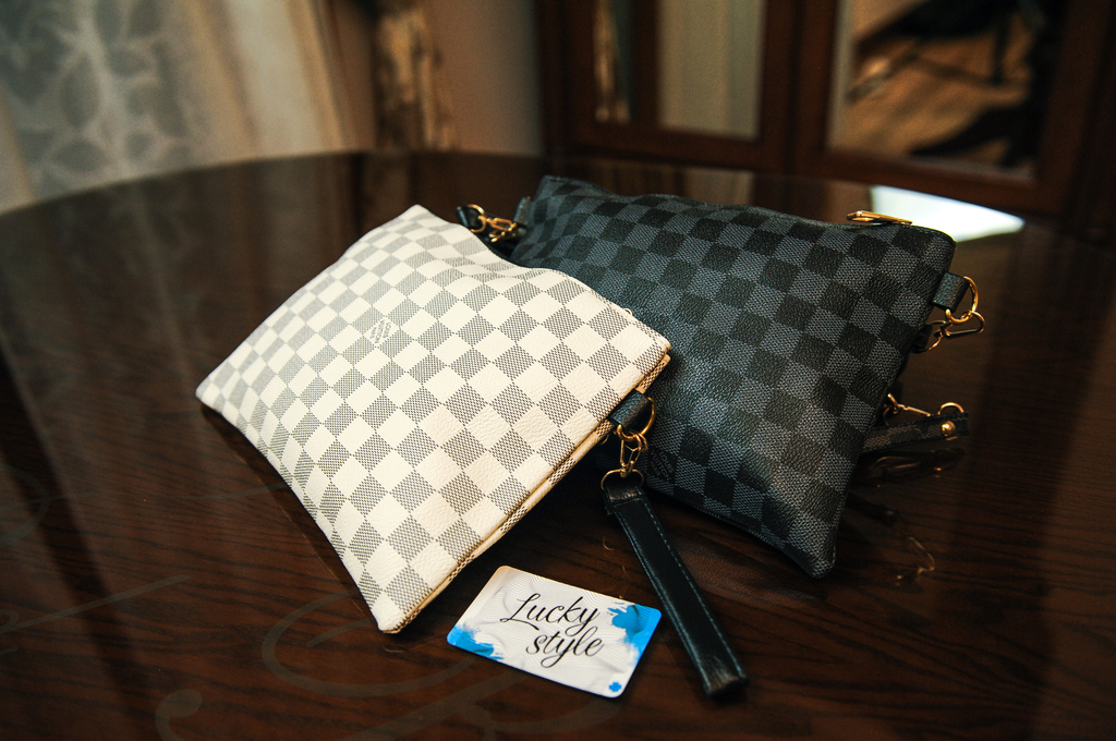 Женские кожаные клатчи