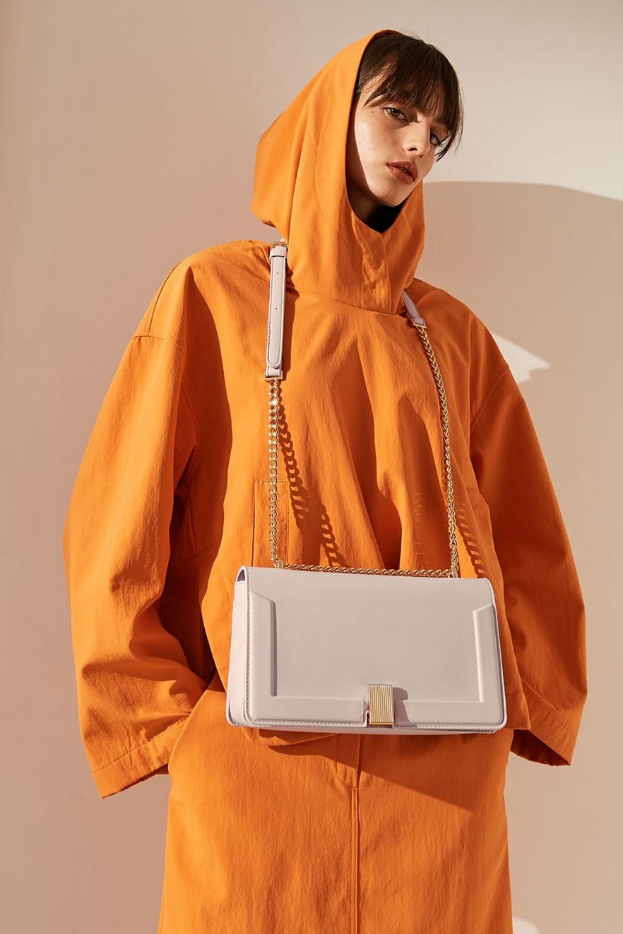 Кросс-боди в графичном силуэте с золотистой пряжкой от Alex Max в ...