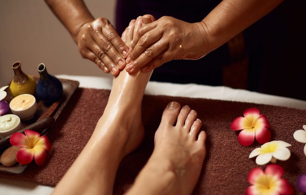 Расслабляющий массаж ног: ступни и голени