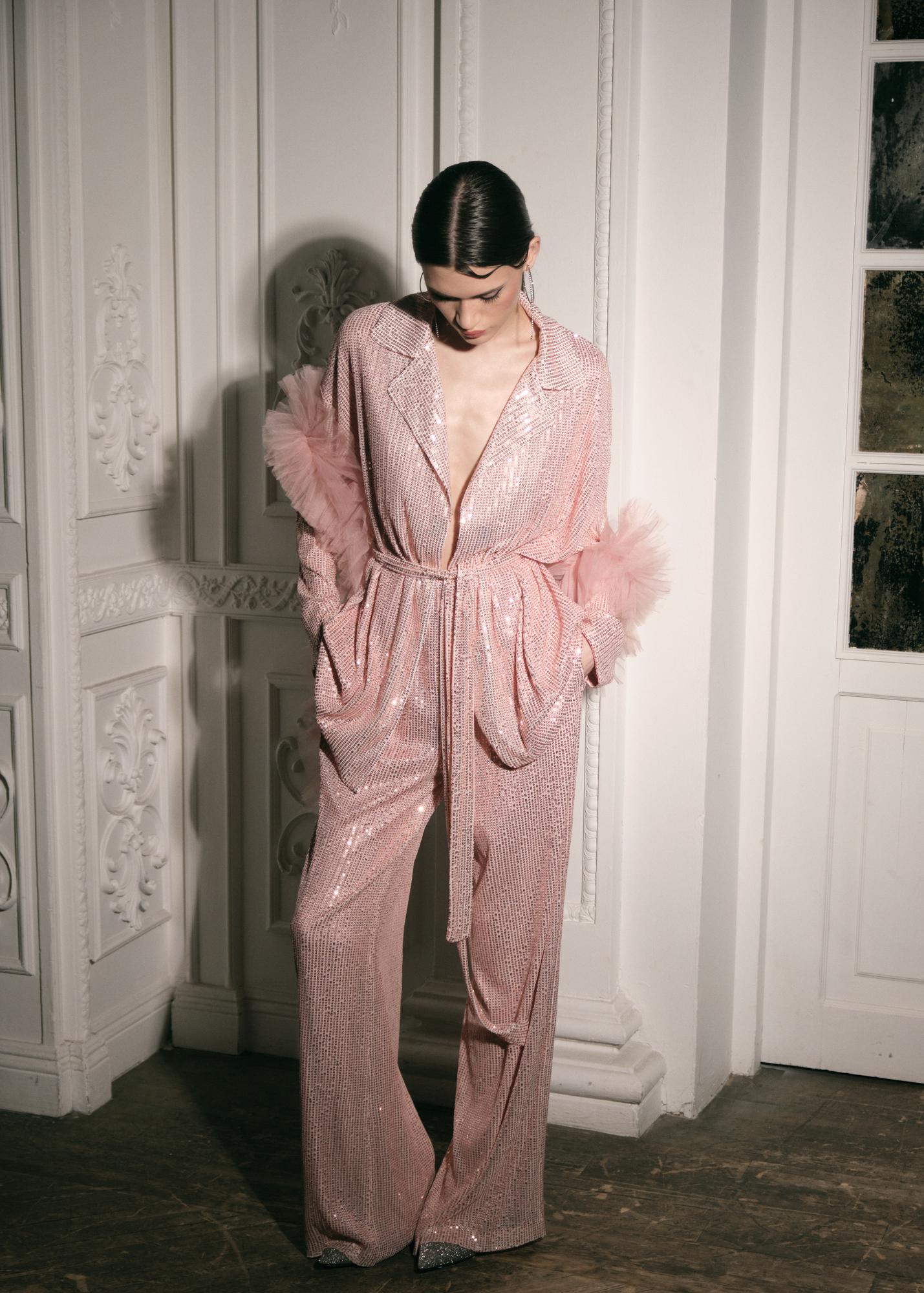 Костюмы женские дизайнерские купить в Москве