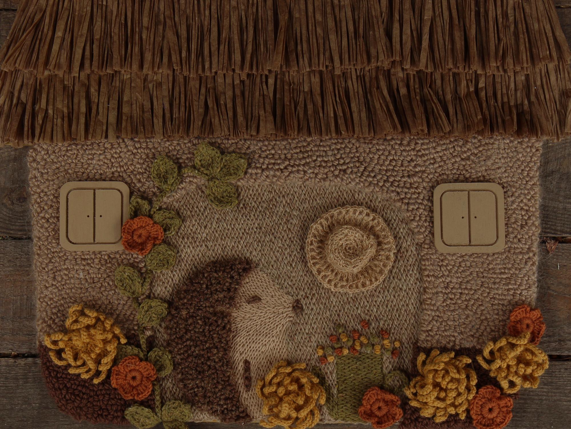 ЇЖАЧОК У ХАТИНЦІ ІЗ СОЛОМ'НИМ ДАХОМ