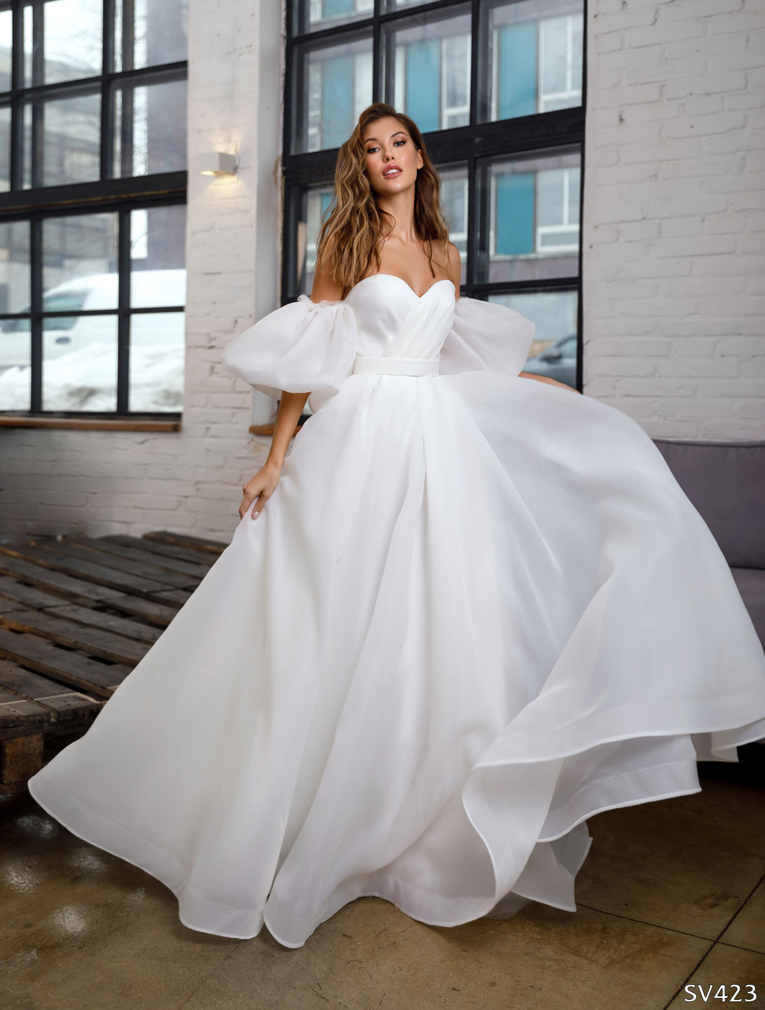 Свадебное платье с пышными рукавами Офрео – купить в Москве - свадебный салон Etna Bride