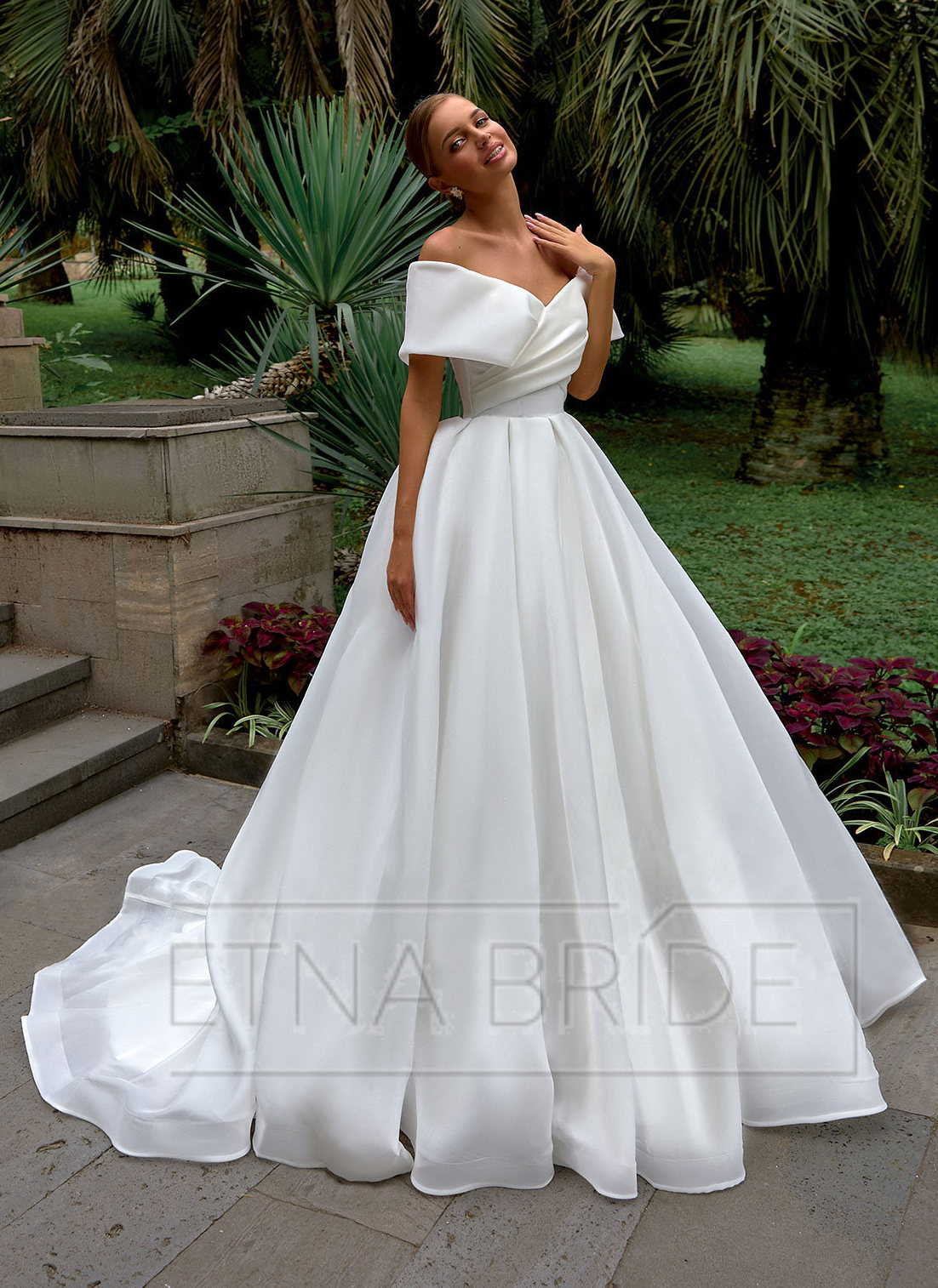 Свадебное платье купить в Москве недорого - свадебный салон Etna Bride