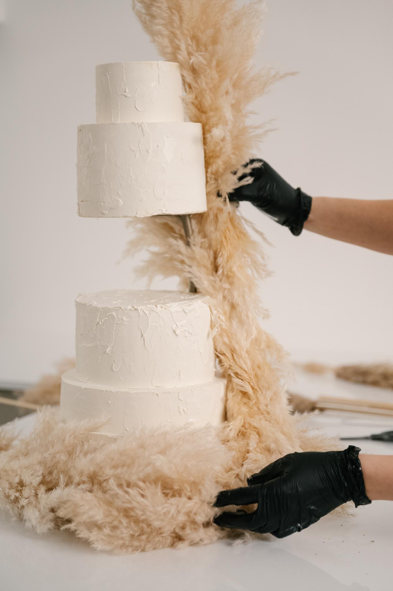 Вопрос: Как правильно оформить торт с фальш ярусом?
