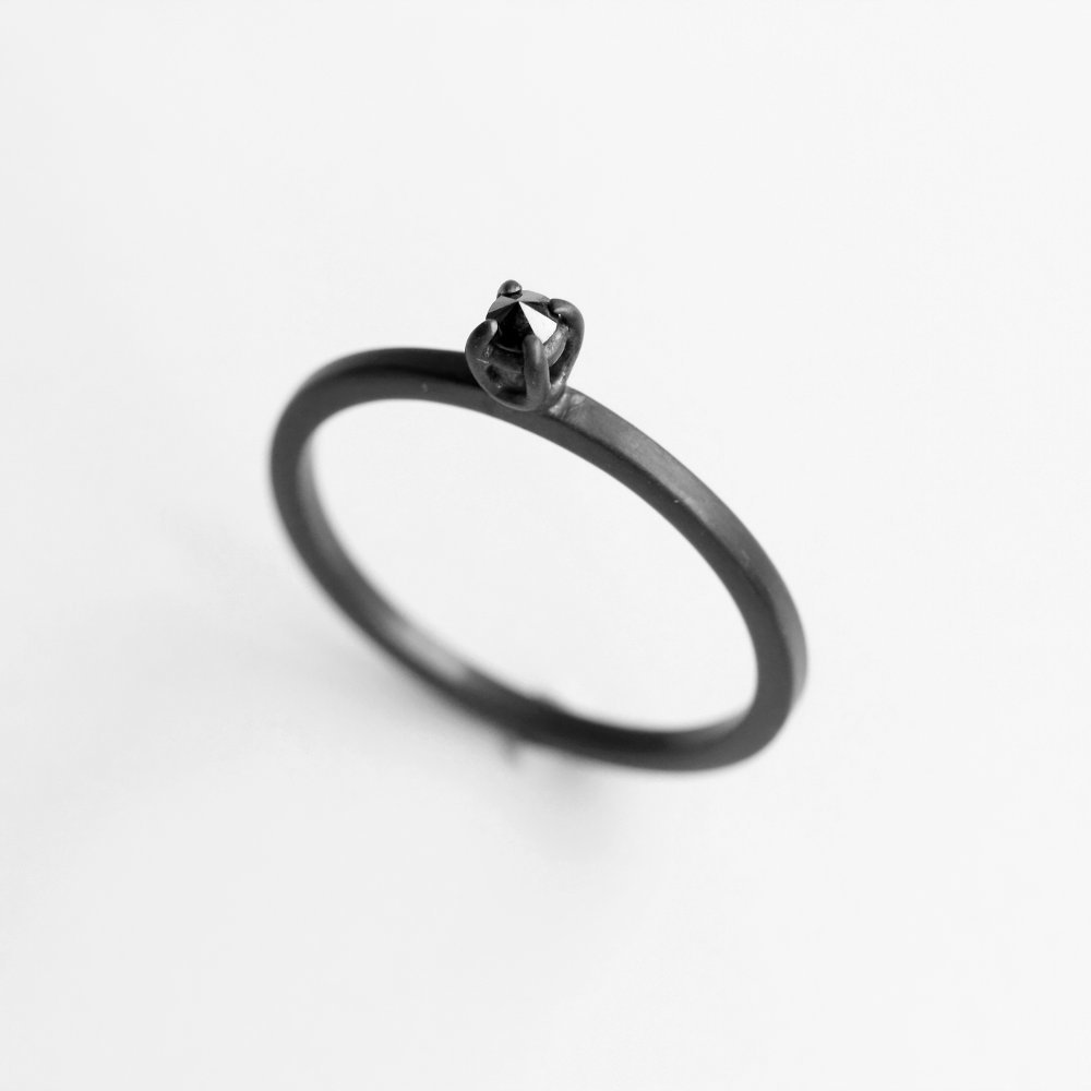 КОЛЬЦА > Кольцо Thorn с черным бриллиантом от MIRTA купить в интернет-магазине