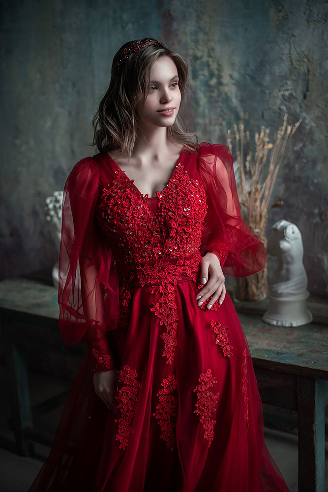 Красное платье с кружевом