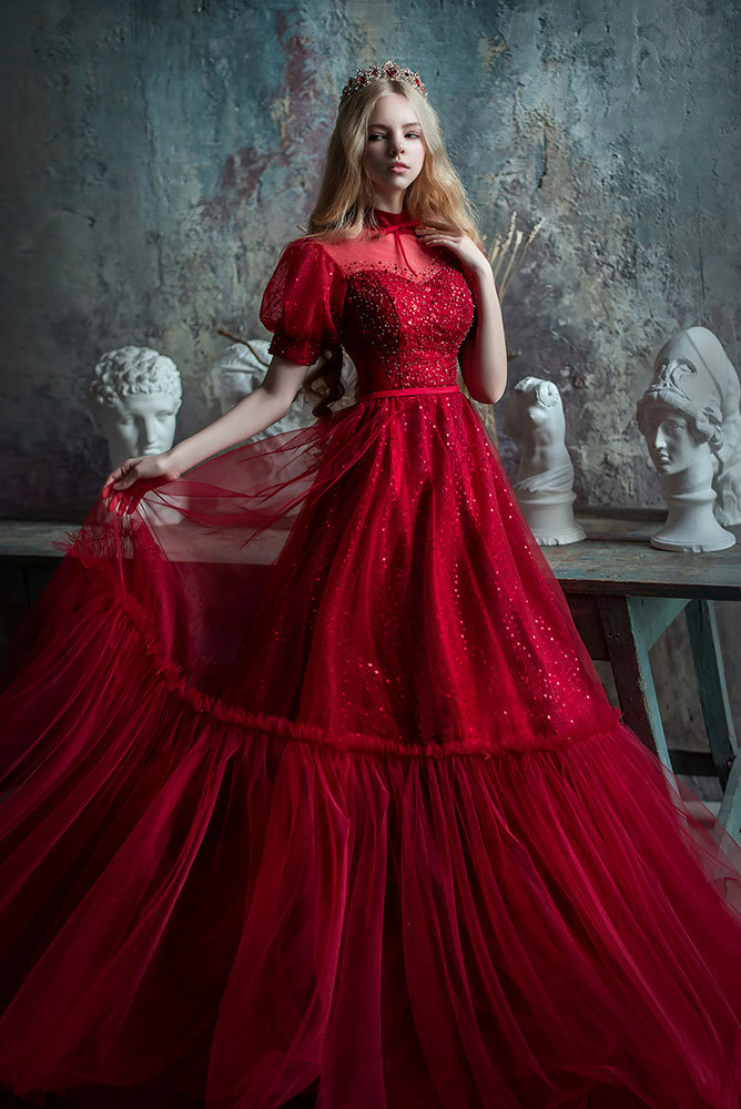 Новогоднее детское красное платье с ярким принтом Елка