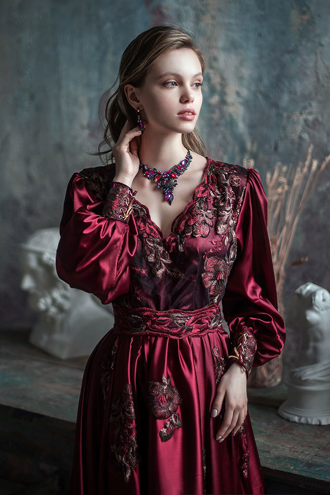 Атласные платья: элегантность и стиль в одном образе