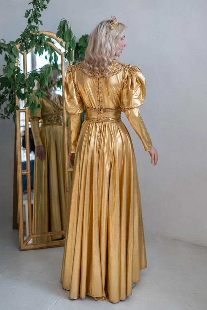 Этот цвет точно принесет удачу в 2023 году: 5 золотых платьев для встречи Нового Года