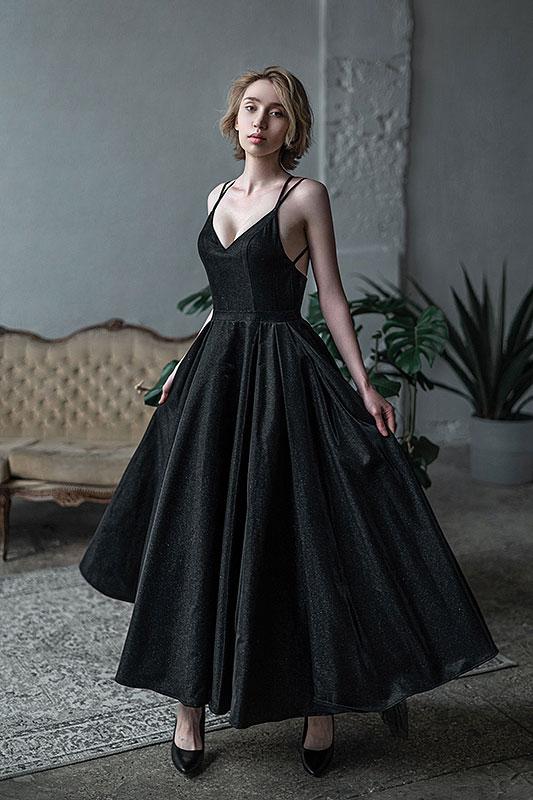Черное пышное платье с глубоким декольте и обхватом через шею 