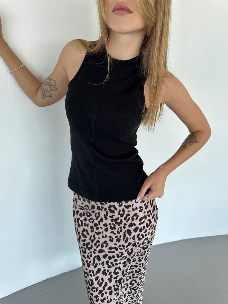 Чорна майка в рубчик зі швом посередині