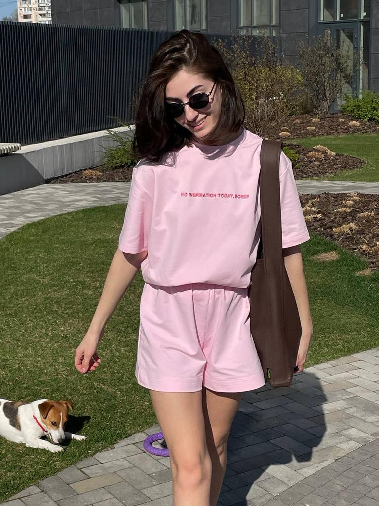 Футболка рожева з високоякісної бавовни з темно-рожевою вишивкою