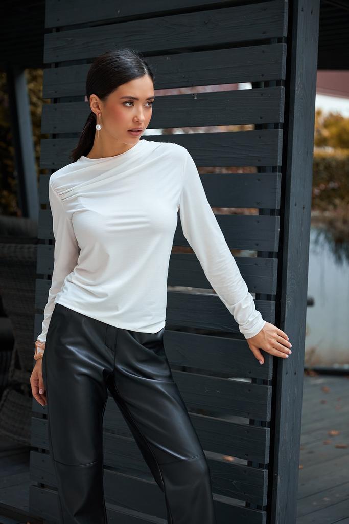 Лонгслів молочний з драпіруванням